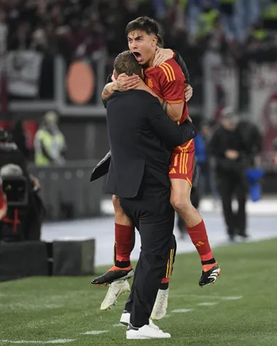 dybala_la_roma_foto_oficial_@ASRomaEN
