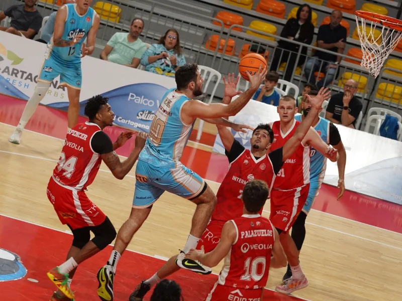 gabi gil atacando el aro ante benicarló - cb cartagena