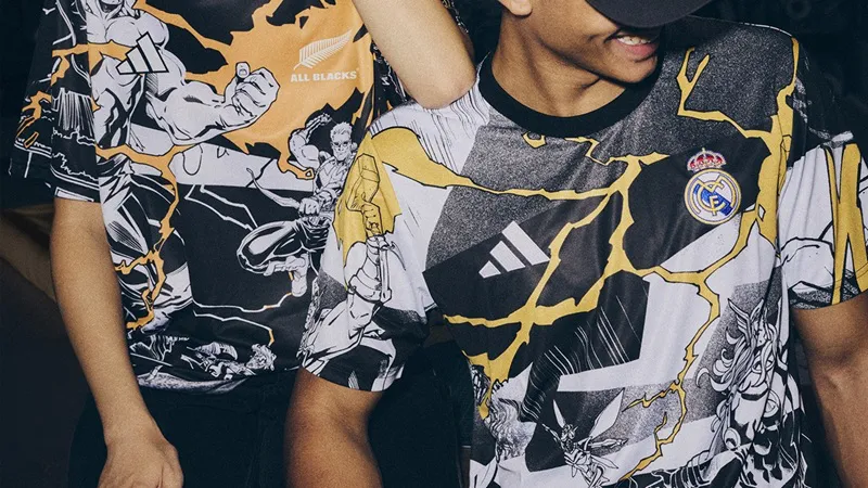 H24646_ CLUBS_SS26_REAL-MADRID_ALL-BLACKS_MARVEL_IMAGEPOOL_ON-MODEL_KB4397_JV7531_16x9