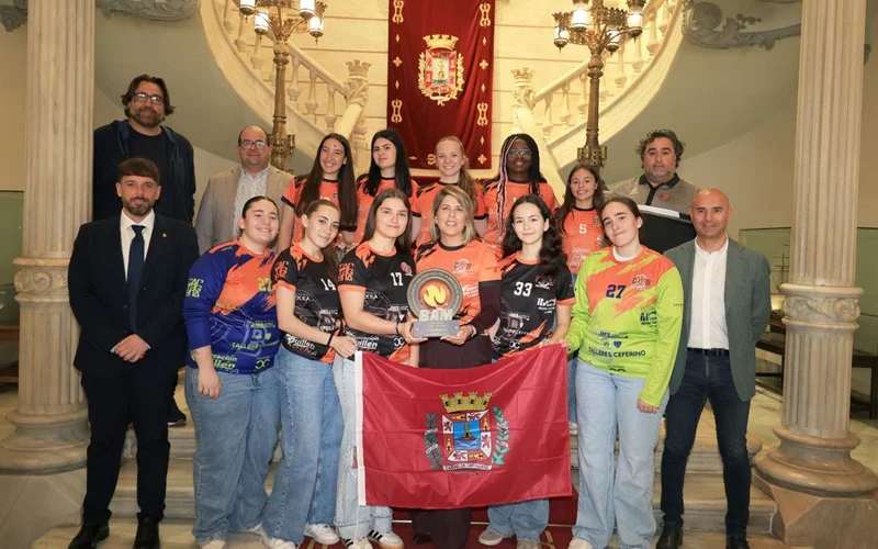cartagena_La alcaldesa recibe al juvenil femenino del CAB Cartagena antes del Campeonato de España