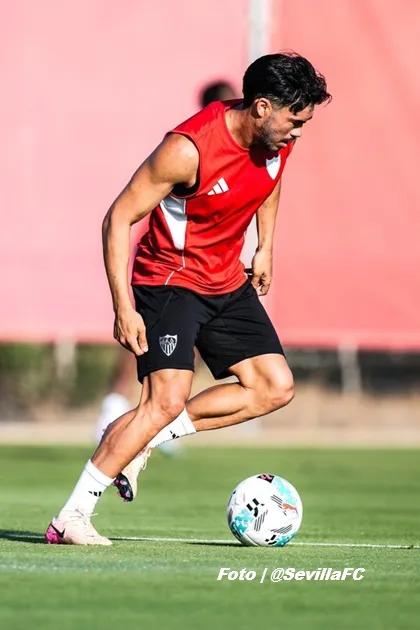 suazo_sevilla_chileno_@SevillaFC