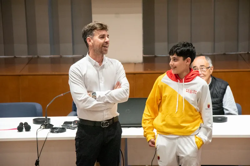 fran despide al equipo tenis de mesa-1