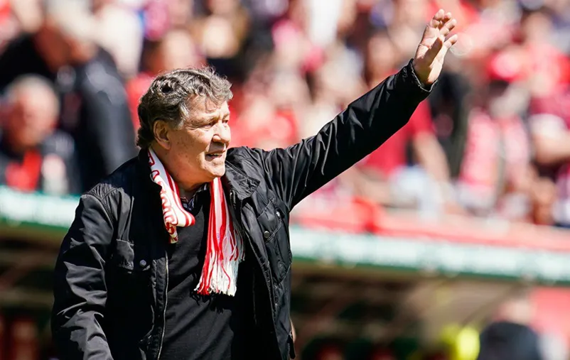 Rehhagel, héroe de la Eurocopa 2004es-gemanytoday-download-image-urn-newsml-dpa.com-20090101-240213