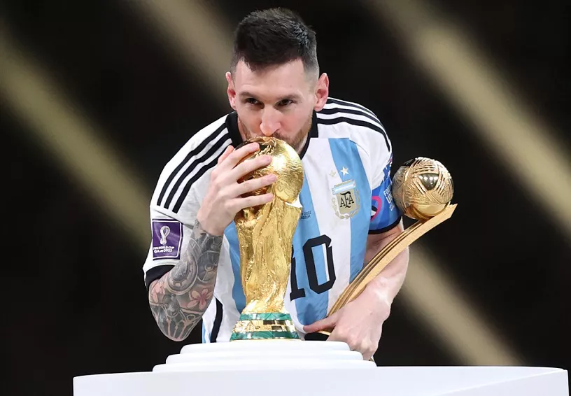 messi_besa_la_copa_qatar2022__oficial1