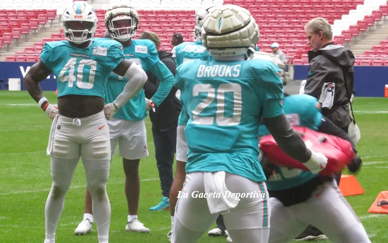 nfl_dolphins_brooks_2025_2