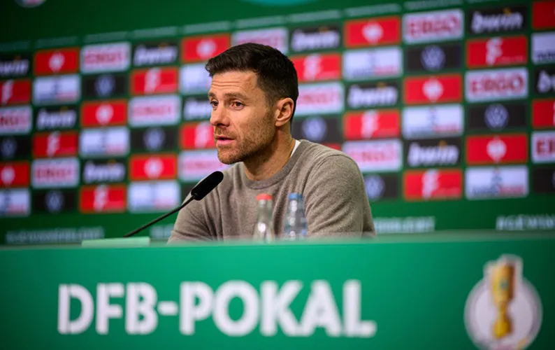 xabi_alonso_bayer_foto_oficial_@bayer04fussball