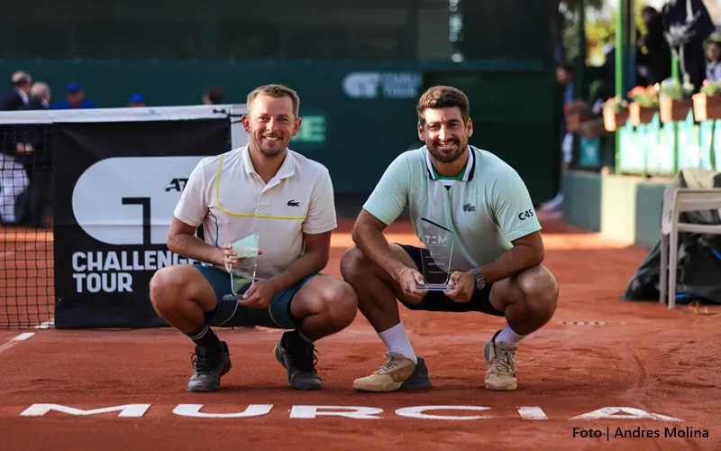 Gregorie Jacq y Orlando Luz, con el trofeo