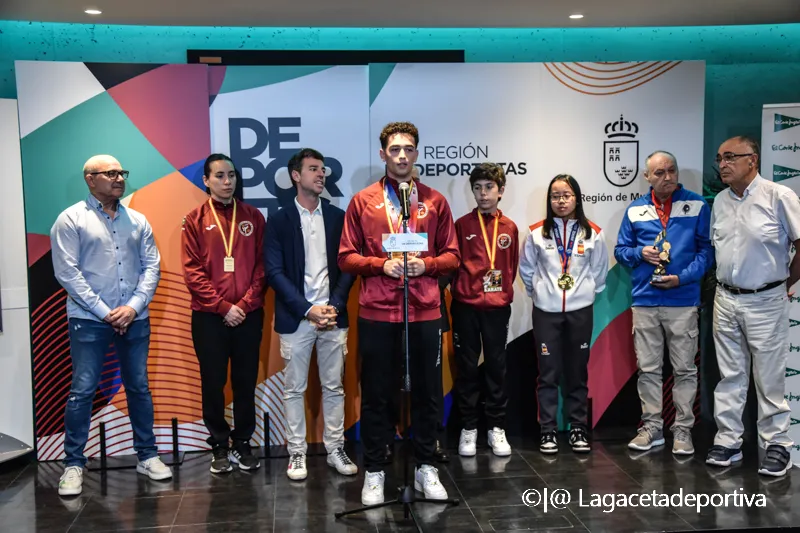 fran recibe a los campeones de kararate-4