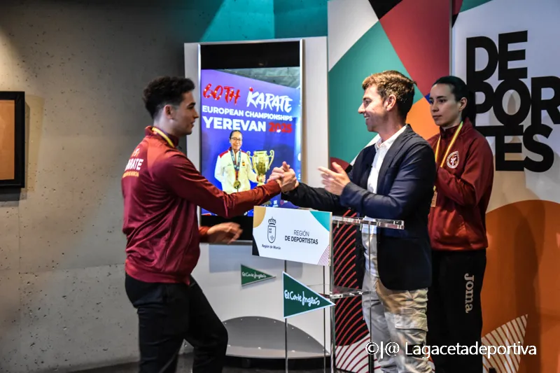 fran recibe a los campeones de kararate-5