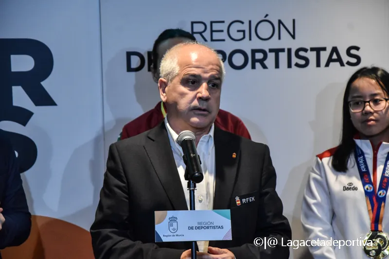 fran recibe a los campeones de karate