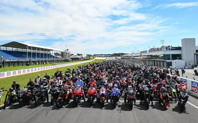 motogp_australia_desfile_de-moto_2025