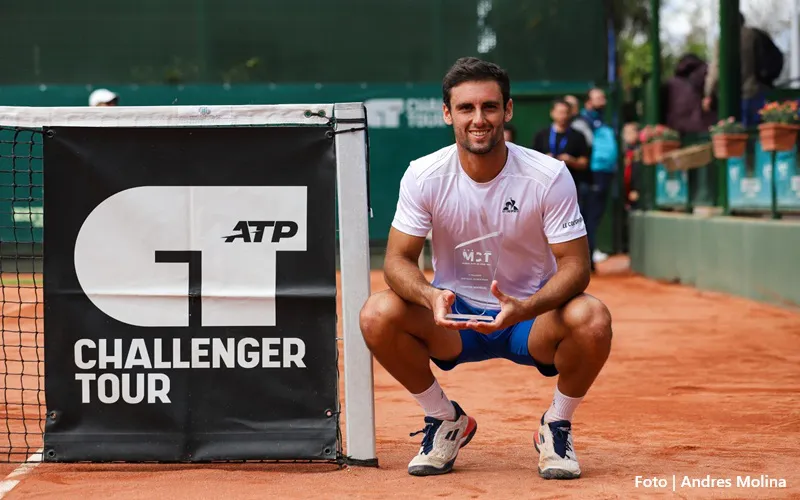 Carlos Taberner, con el trofeo de campeón
