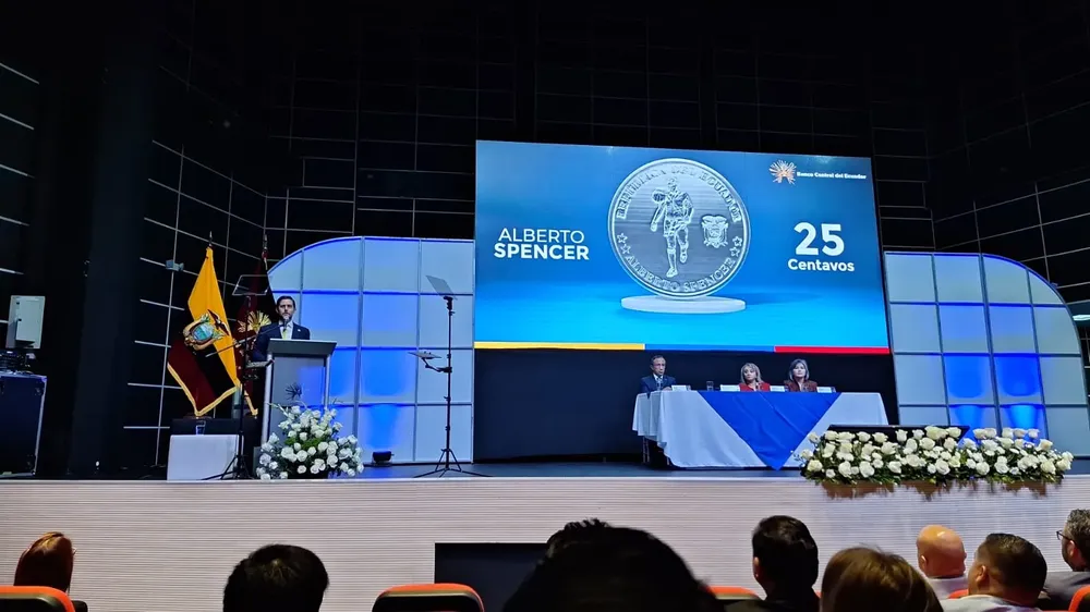 Alberto_Spencer_con_moneda_propia_ecuador