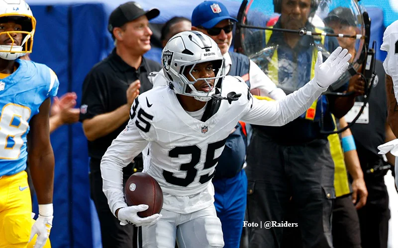 nfl_masses_@Raiders_26_1