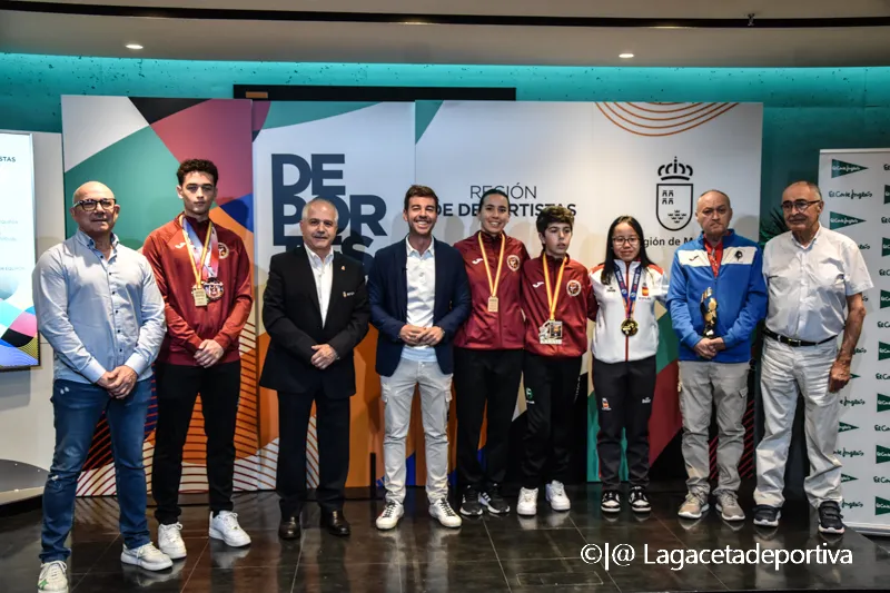 fran recibe a los campeones de karate-1
