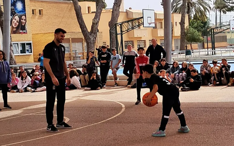 Cartagena_Jornada de baloncesto en Salesianos con jugadores del Odilo CB Cartagena con el programa ADE